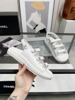 Chanel香奈儿小香魔术贴沙滩拖鞋25ss 春夏新款;专柜最新款，上脚依然让我心甘情愿剁手入，四季搭配都无敌了，，超级推荐鞋面：进口混种羊皮内里：羊皮大底：橡