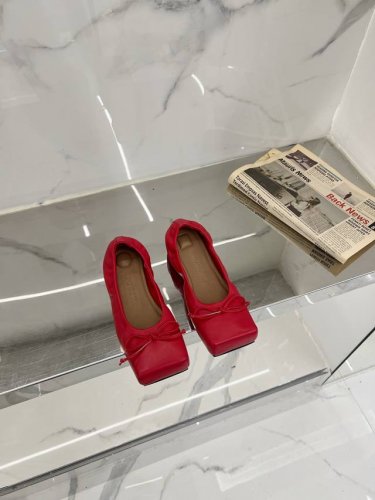 高版本 ‘’ Jacquemus 2025 ss 时髦方头单鞋时髦方头单鞋、品质依旧、区别市面抢出版本、自购原版独立开发、鞋面采用订制羊皮、意大利混种小羊皮垫脚