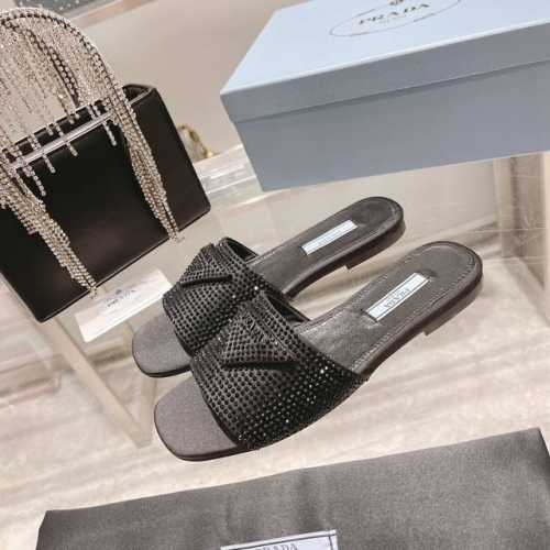 出厂价pp prada 新款拖鞋。原版1:1调试楦型，进口钻三角Logo标，方头平底女鞋，面料 :羊皮。内里:棉羊皮。 码数：35一40 40订做不退换