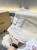 UGG。爆 爆 爆 全球爆单款 2024新款简约火爆流潮时尚穿百着搭轻便舒适的一款羊毛靴 1:面料：头层牛皮 2:内里垫脚：釆用百分百纯澳洲进口羊毛 3:大底：