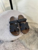 橙子出厂价p hermes 爱马仕春夏新款 厚底魔术贴凉鞋 二舅拖鞋 橡胶鞋底和可调节袢带 设计简约流畅 打造舒适休闲造型 码数 35-41