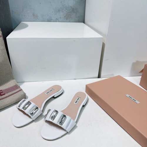 高品质出厂 ！顶级品质Miu Miu 缪缪 2025早春新品水晶钻平底拖鞋！专柜主打最新走秀款火爆上新！ 缪家高货 顶级工艺打造精品质感 无敌舒适 绝对是一见钟