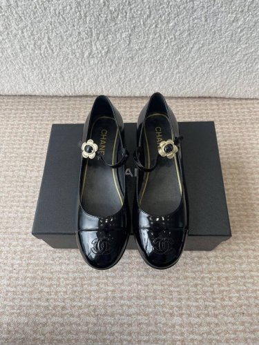 chanel小香 25Ss 春夏鞋头电绣双C Logo点缀，玛丽珍 粗跟单鞋 宛如女神脖子上的项链，上脚包裹性非常好，上脚跟显瘦，真的是超级精致！ 复古的玛丽珍