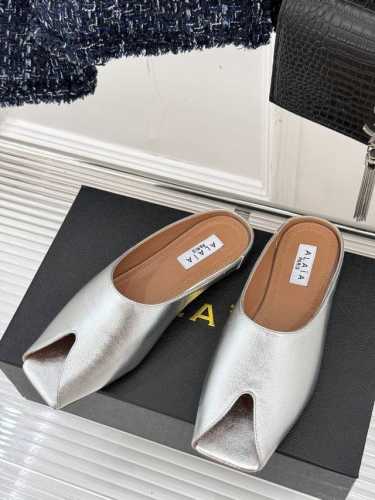 厂价 ALAIA 阿莱娅新品鱼嘴金属扣拖鞋夏天到了 也到了穿凉鞋的季节这款凉鞋真的是上脚一眼惊艳涂个指甲油 上脚给人温柔又性感蜈蚣精们必备时髦单品！面料采用进口