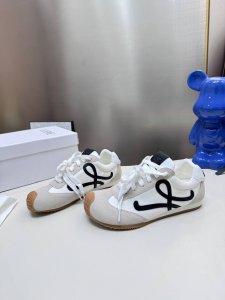 橙子出厂价p 扣子配件+15 loewe 罗意威 芭蕾运动鞋 阿甘鞋德训鞋 情侣款 二代Ballet Runner升级2.0给足界一些震撼 不对称鞋头造型 作为