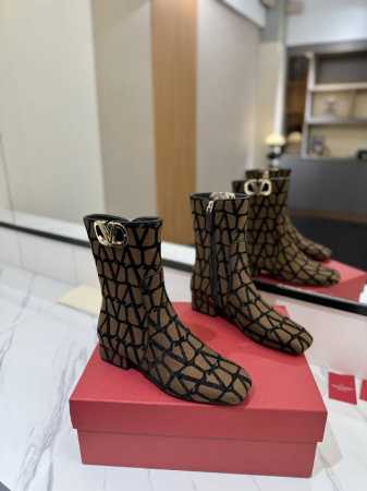 VALENTINO GARAVANIVLOGO TYPE ROSSO红V标志靴子 -钯金色调VLOGO TYPE镂空装饰 -侧面拉链开合 -V专柜最新款 顶级版 - 点击图像关闭