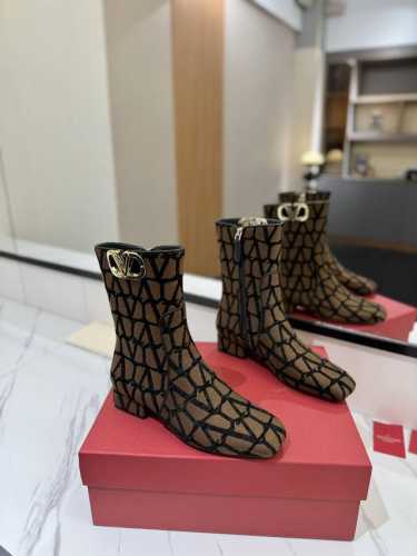 VALENTINO GARAVANIVLOGO TYPE ROSSO红V标志靴子 -钯金色调VLOGO TYPE镂空装饰 -侧面拉链开合 -V专柜最新款 顶级版