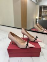 出厂价pp Valentino华伦天奴 新款-最新上市的一款单鞋 好看又百搭 后跟带加小蝴蝶结设计淑女又不失干练气质上脚超级舒服美到窒息 鞋面 进口牛皮 内里