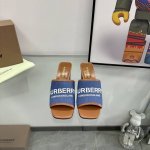 新品上架Burberry 巴宝莉粗跟，平底拖鞋渠道货 硫化一脚蹬巴宝莉拖鞋 必须专柜一致！ 鞋面采用巴宝莉牛皮， 羊皮内里及垫脚，原版开模扣子， 极致柔软的皮革