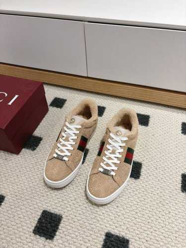 Gucci 2024古驰最新Ace系列 小白鞋 原版购入开发 Ace系列运动鞋延续品牌叙事，匠心成就主打单品。 面料: 原版进口柔软牛皮 内里：原版定制柔软羊皮