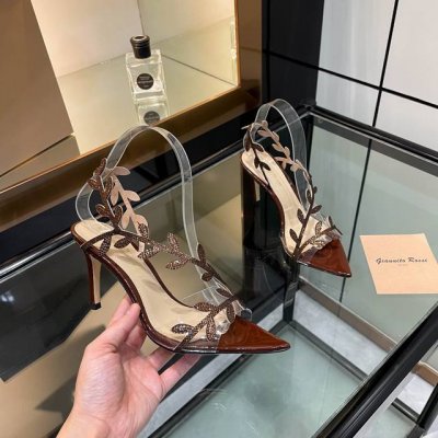 gianvito rossi 2025新款凉鞋顶级版本代购品质这双尖头高跟漆皮树叶装饰女鞋，简直是我的心头爱！尖头的造型精致又时尚，尽显女性魅力。漆皮的材质光亮