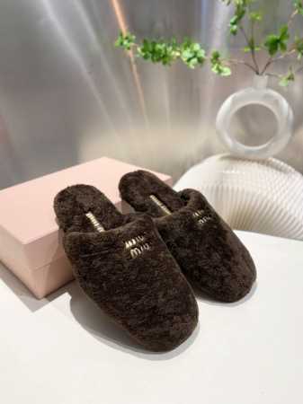 出厂 缪缪2024夏季包头半拖毛里懒人鞋 第一眼看到这个鞋子就有种软绵绵的感觉，简单而带点复古气息随意搭配，简单的缪缪zm点缀，即好看又简单而高级 进口小羊皮 - 点击图像关闭
