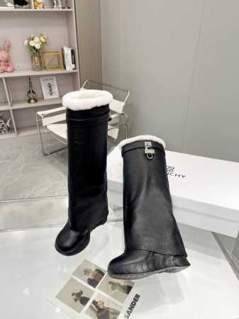 毛内短 长520不换款 GIVENCHY纪梵希，虞书欣同款鲨鱼靴，增高12cm秒变大长腿超神的鲨鱼靴！不仅是虞书欣同款，更是能让你秒变大长腿的神器！这款鲨鱼靴采 - 点击图像关闭