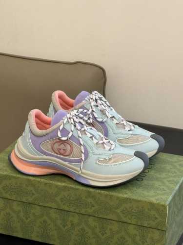顶级版本 Gucci fw23 new arrival～ gucci run 情侣款跑鞋新品 鞋型的线条感以及不同材质和颜色的配搭，简直可以登上年度跑鞋top3