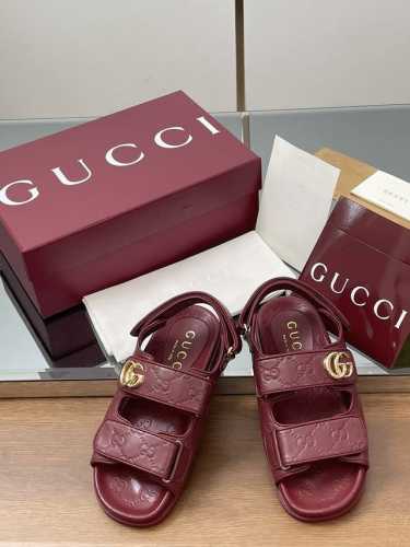 橙子出厂价p gucci 古驰 春夏新款 Gg压纹魔术贴平底凉鞋 休闲女士凉鞋 现代设计美学探索独特匠心之路 巧妙融合品牌经典元素与备受喜爱的品牌标识 这款凉鞋