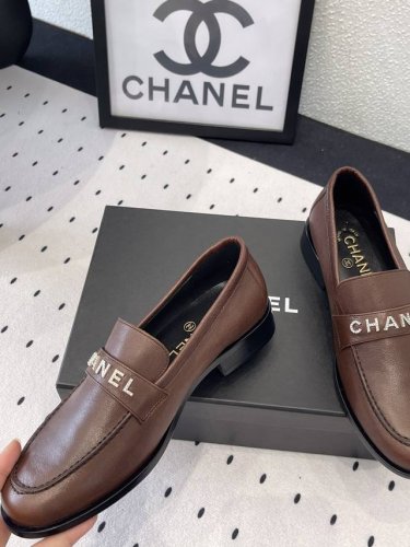 chanel新款乐福鞋 顶级版本 春夏香家必备爆款 拥有香家特色优雅名媛气质 超级耐看让人无法抗拒 鞋面：进口小牛皮 进口开边珠 进口原版开模五金Logo 内里