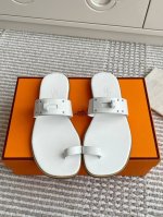 Hermes爱马仕July系列大Kelly扣套趾夹脚拖鞋顶级品质小牛皮凉鞋，搭配以皮革打造的经典超大Kelly鞋扣。适合夏日穿着，打造时尚造型。进口小牛皮 羊皮
