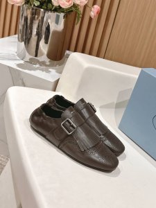 半拖 单鞋 男装10 PRADA普拉达春夏走秀款复古布洛克情侣款半拖单鞋走秀款 复古感时髦满满 随意百搭 时尚休闲 独到味道 人人都爱也轻松驾驭 每年都会爆.足