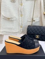 厂价 Chane*｜小香25C新品 粗跟双C菱格厚底拖鞋 夏天一定要入的凉拖系列 可文艺可时髦 穿搭率实在太高了 厚底在拉长腿方面真的Yyds 百搭舒适 上脚秒
