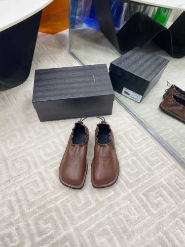 出厂 DRIES VAN NOTEN 2025新款复古调十足的乐福鞋，谁穿谁爱系列的高颜值乐福鞋，脚感超舒适，英伦风十足原版对版订制牛皮面料羊皮内里码数：35-