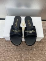 工厂p价p 迪奥 2025 春夏新款 My Dior 平底女鞋 Cd字母Logo五金扣圆头鱼嘴露趾凉拖鞋 材质:鞋面进口小牛皮 环保透气科技面料+水染羊皮内里+