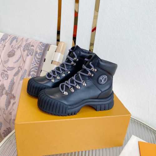 louis vuitt fw22 new arrival～ l驴家ruby短靴新品，也太好看了吧，很耐造的样子 帅气十足！ 甄选进口小牛皮材质，质感满分 老花版