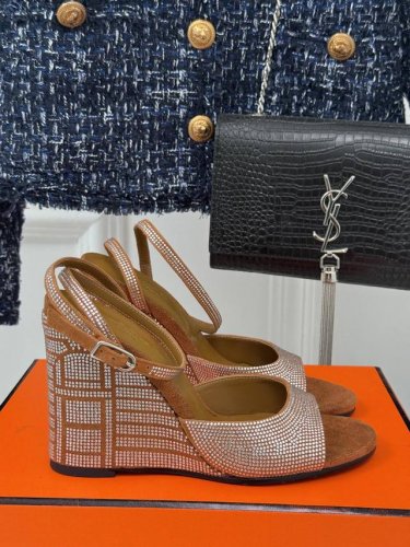 厂价 Hermès 爱马仕25ss早春新品水钻坡跟凉鞋谁也无法拒绝亮晶晶的美鞋坡跟设计 线条流畅优雅推荐入手显瘦显长腿高级感女人必备单品！面料采用原版定制材质内