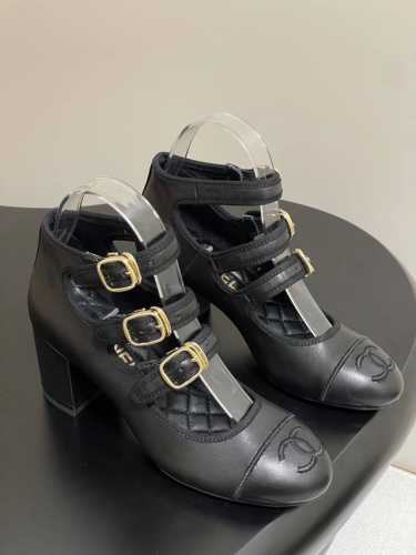 顶级品质 配飞机盒 25p早春新款Chanel 小香双C粗跟玛丽珍鞋三带高跟鞋 双C电绣Logo点缀 宛如女神脖子上的项链 上脚包裹性非常好 上脚跟显瘦 真的是