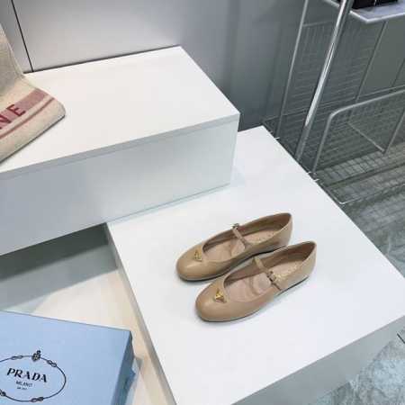 高品质出厂390！顶级品质 Prada 普拉达25春夏新品玛丽珍单鞋芭蕾舞鞋！ 超级爆系列爆品，各大网红明星乔欣，程潇，刘令姿同款圆头三角扣 玛丽珍单鞋 ！ 时 - 点击图像关闭