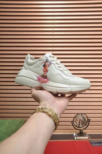 出厂价p Gucci 情侣款 最高版本古奇爆款老爹鞋。专柜同步发售 ，，鞋面采用进口牛皮，舒适羊皮内里，脚感一级棒，原版轻便减震加厚发泡大底，简约拼色，百搭帅气