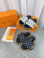lv驴牌L家 爆款 浮雕Logo 压花 凉拖鞋 本款 Pool Pillow Comfort 平底凉拖取材科技织物，以高频压印技术重绎 Monogram 图案。