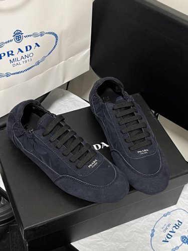 橙子出厂价p prada 普拉达2025新款 圆头系带平底休闲鞋 德训鞋 运动鞋 鞋面麂皮有肌理感 内里羊皮包裹 软软糯糯的鞋垫加厚小羊皮 踩上去无比舒适 有支