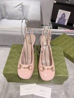 新品 女士水钻粗跟马衔扣后系带凉鞋 这款浅口鞋甄选漆皮打造 匠心融蕴经典马衔扣造型配件 圆头和可调节脚踝搭扣设计相得益彰 演绎学院风格 原版定制进口漆皮 内里定