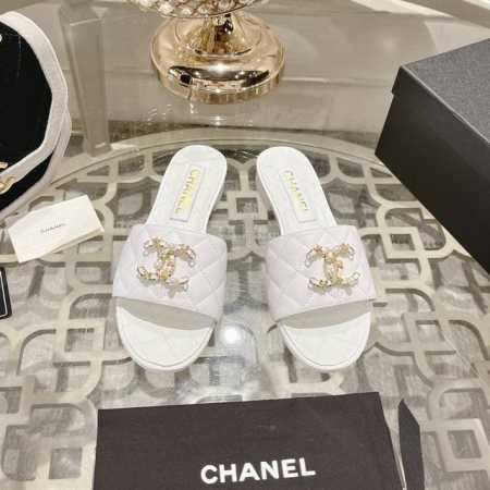 Chane*｜小香24C新品 菱格双c链条扣拖鞋 拖鞋的狂热爱好者又来了 承包你一整个夏天的时髦 经典菱格链条元素设计 浓浓的中古典雅气息 搭配任何风格都很赞 - 点击图像关闭