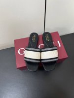 Gucci25Ss新品刺绣拼色平底凉拖 被Gucci拖鞋拿捏 时尚慵懒感拉满 鞋面经典红绿配色款，复古味十足 标志性的Gucci字母刺绣，精致又吸睛，辨识度直接