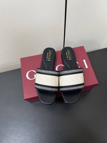 Gucci25Ss新品刺绣拼色平底凉拖 被Gucci拖鞋拿捏 时尚慵懒感拉满 鞋面经典红绿配色款，复古味十足 标志性的Gucci字母刺绣，精致又吸睛，辨识度直接