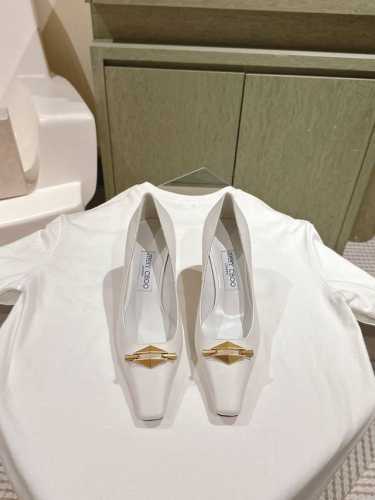 Jimmy Choo 小羊皮单鞋上新 超赞周仰杰24春夏系列 重逢惊艳 优雅邂逅 碰撞之美 时尚国外博主同款街拍推荐 造型大胆别致满分街拍 小羊皮鞋面 搭配真皮