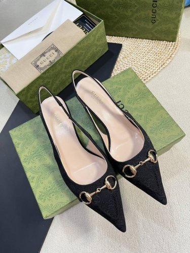 Gucci 24Ss春夏新款 G家尖头马衔扣V型系列 经典再现 简约设计高雅品质 鞋面以羊皮双G布材料匠心打造 鞋面缀饰亮眼的经典马衔扣 后带着釆用松紧带设计