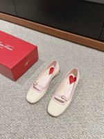 顶级品质 Roger Vivier Fw24 Mew Arrival～ Rv罗杰.维维亚2024春夏芭蕾舞新品 漆皮小圆头点缀迷你饰扣，精致又高级， 上脚超好看