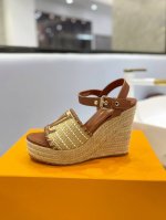 价格 Louis Vuitton 2024 最新走秀款厚底凉鞋 香港原版购入一比一开模 今年的款式比去年增加了新原素 显得更为大牌 皮面款采用原版小牛皮 内里垫