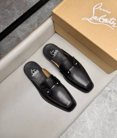 元Christian Louboutin Cl 高端真皮夏季男士拖鞋，进口小牛皮，牛皮内里，牛皮内里让鞋子穿在脚上时尚又舒适，原版真皮大底，码数：39-44 3