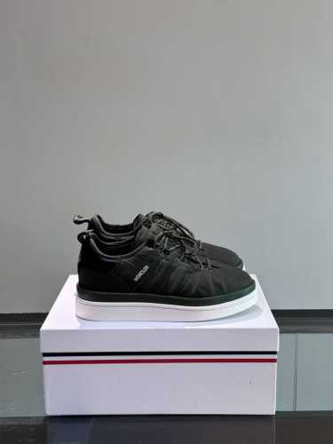 Moncler x adidas adidas与世界知名羽绒服品牌打造了一系列的联名产品，整个鞋面采用大面积的荧光尼龙面料，格外吸睛，内里的填充物很舒适，整个鞋