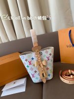 配折叠盒子Lv All In Bb水桶包 白彩水桶 Lv尤物值得收藏，又可以搭配俏皮可爱下次想试试洒脱一点穿搭彩色老花 五彩缤纷的少女心满出来这只包适配乐开了花