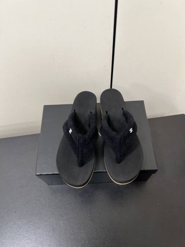 高品质出厂 ！顶级品质Chanel 香奈儿25春夏小香新款坡跟夹脚人字拖鞋！ 限量原版第一时间购入定制！全部材料1：1定制，这一系列这真的是绝了怎么会这么美毛呢