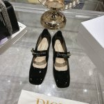 出厂 25Ss早春新款Dior迪奥D-My 五金字母方头高跟鞋 这款My Dior 高跟鞋是二零二五春夏成衣系列新品 彰显精致的优雅气质 采用牛皮革精心制作 点