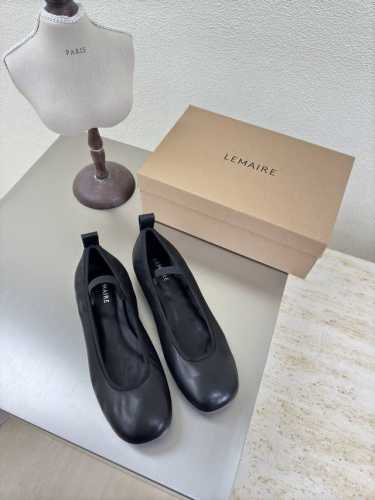 平底 小羊皮 玛丽珍 超舒服 Lemaire 来自法国巴黎 设计师品牌 女鞋 黑色 小羊皮 真皮包跟 档次满满 防滑大底设计 将肌肤分割成块面，有着若隐若现的魅