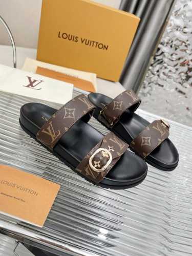 louis Vuitton路易威登新款拖鞋火爆上市，1:1高级定制，秒杀一切仿品，原版开模Logo冲孔装饰，既时尚又美观，面料:小牛皮，内里羊皮，精美原版鞋楦，