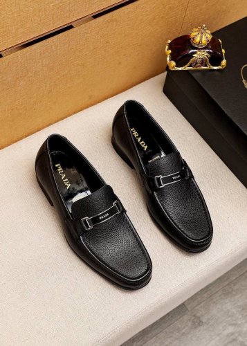 商品商标：Prada 普拉达 休闲皮鞋 正码码数: 38-44 45订制 商品材料：精选 进口头层荔枝纹牛皮鞋面+原版五金扣，进口水染牛皮内里。强烈立体视觉效果