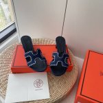 橙子出厂价p hermes 爱马仕 夏季经典粗跟H拖鞋 旅游度假沙滩凉拖 面料 水钻 跟高 4.5Cm 码数 35-42