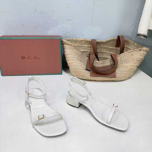 高品质出厂 ！顶级品质Loro Piana25春夏Lp顶级版本简易五金扣一字带平底凉鞋！ 原来这就是传说走两万步都不会累脚的凉鞋把颜值和脚感都拿捏住了，上脚一走